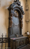 <center>Beaune </center>Chapelle Saint Flocel dite de Bouton. Autel retable en faux marbre XVIII siècle avec médaillon à l'effigie de St Luc Encadré par deux anges gainés en chêne style maniériste (Hugues Sambin sculpteur XVII siècle) Partie inférieure de l'autel : cartouche - Agneau Divin.