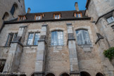 <center>Beaune </center>La galerie du cloître est surmontée d'une partie des anciens bâtiments canoniaux, actuellement utilisée comme presbytère.