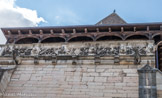 <center>Beaune </center>La Chapelle de Bouton des années 1530 présente une balustrade à galerie de bois et un riche décor de frises sculptées de la Renaissance.