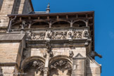 <center>Beaune </center>A droite de la façade, la Chapelle de Bouton des années 1530 présente une balustrade à galerie de bois et un riche décor de frises sculptées de la Renaissance.