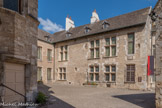 <center>Beaune </center>Hôtel des ducs de Bourgogne. Musée du vin de Bourgogne. Les bâtiments de l'actuel musée du Vin occupent la partie sud-est de l'ancien castrum de Beaune. Sous les ducs Valois, il sert de résidence au châtelain de Beaune, officier ducal, et accueille occasionnellement le duc. L'hôtel ducal devient le Logis du Roi à partir de 1478. En 1919, la Ville de Beaune en devient propriétaire.
La cour principale est bordée sur trois côtés par des bâtiments d'un étage. Le bâtiment du côté de la rue Paradis présente une façade Renaissance allégée par de larges baies à meneaux surmontées d'arcs en accolade.