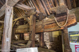 <center>Beaune </center>Les pressoirs dans la cuverie du musée du vin. Dans l'Antiquité égyptienne, grecque et romaine, on employa successivement la technique de la torsion d'une grande pièce d'étoffe enfermant le raisin, puis des bâtis serrant la vendange à l'aide de coins enfoncés au maillet. Au Moyen-Age, des machines, dont la pression s'obtenait par un cabestan mû par un jeu de leviers furent utilisés.
Les premiers pressoirs à vis paraissent avoir été | inventés par les Egyptiens ; le Musée d'Alexandrie possède les curieux éléments d'un tel modèle, plusieurs fois millénaire. Dans les peintures de Pompéï, on voit des pressoirs à huile de même conception, qui sont les ancêtres du pressoir à grand point.