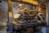 <center>Beaune </center>Les pressoirs dans la cuverie du musée du vin.