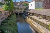 <center>Beaune </center>Bouzaize sortant de sous la ville au lavoir. Le lavoir Saint-Jacques a été édifié en 1887 au pied du rempart, où la Bouzaize sort à l’air libre après son mystérieux passage sous l’Hôtel-Dieu.
Resté longtemps en service, ce lavoir très fréquenté était notamment utilisé par les lavandières d’une blanchisserie bâtie juste à côté.
De l’autre côté du boulevard se situait le quartier des tanneurs, dont les cuves nauséabondes étaient creusées à même le sol. Il y a peu, on pouvait encore voir les volets de bois ventilant les greniers où les peaux étaient mises à sécher.