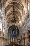 <center>Chalon-sur-Saône </center>L’élévation et les voûtes datent de plusieurs campagnes en style gothique. Les murs de la nef sont du début du 14e siècle, les voûtes de la nef ainsi que le cloître sont de la fin du 14e siècle, et les chapelles de la nef sont des 15e et 16e siècles. Les voûtes d’ogives à nervure axiale reposent sur des faisceaux de colonnettes surmontant les piliers romans.