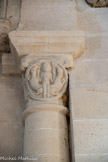 <center>Chalon-sur-Saône </center>Dans le bas-côté nord de la nef, le chapiteau de l’Enlèvement d’Alexandre montrant un épisode de la légende d’Alexandre le Grand, sans doute un réemploi du 11e siècle, se trouve au revers de la façade.