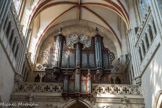 <center>Chalon-sur-Saône </center>La tribune supportant le buffet d’orgue est du 18e siècle. L'orgue de tribune date de la fin du XVIIe siècle. Le buffet est classé au titre des monuments historiques en 1846, alors que la partie instrumentale est inscrite à titre objet en 1972. Le grand orgue initial subsista jusqu'en 1751. À cette date, on fit appel à Karl-Joseph Riepp (1710-1775), facteur d'orgues, qui construisit l'instrument actuel, initialement à quatre claviers et quarante-quatre jeux (réduit à trois claviers vers 1850).