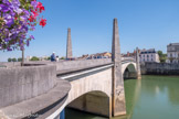 <center>Chalon-sur-Saône </center>Au XVIIe siècle, le pont médiéval, agrémenté de portes, pont-levis et guérites, fut une première fois réaménagé avant d'être de nouveau reconstruit en 1789 par Emiland Gauthey. Gauthey scandent les piles du pont de 8 obélisques, témoignant de la fascination du temps pour l'architecture égyptienne. Aujourd'hui, les quatre obélisques sont en béton armé.