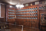<center>Louhans </center>L'apothicairerie, dotée d’une collection prestigieuse de pots, chevrettes, et albarelli en faïence hispano et italo-mauresques des XVe et XVIe siècles.