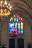 <center>Louhans </center>À l'ouest, au-dessus du double portail, vitrail moderne (1993) du maître-verrier Paul Duckert. Le thème s'inspire de l'Apocalypse de saint Jean.