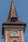 <center>Louhans </center>Sous la toiture du clocher, une galerie à balustrade sculptées aux lettres de l'Ave Maria.