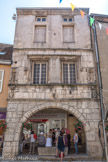 <center>Louhans </center>La Maison du Bailli (Grande Rue). Une des premières arches, au niveau du centre-ville abrite « la maison du bailli », édifice datant des années 1570, date à laquelle le bailli instaure un péage pour passer sous l'arcade.