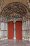 <center>L’église Notre-Dame. </center>Le porche précède les trois portes de l'église, dont les voussures, le tympan et les ébrasements étaient ornés de statues et de sculptures, détruites en janvier 1794
