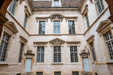 <center>L'Hôtel de Vogüé </center>C'est un hôtel particulier du XVIIe siècle. Cet hôtel particulier richement décoré, est édifié sur trois maisons achetées successivement en 1589 par le conseiller au parlement Jean Bouhier puis par son fils Étienne Bouhier de Chevigny, magistrat et conseiller au parlement de Bourgogne de 1607 à 1635 ainsi que grand amateur d'art, en 1615 et 1617. L'hôtel de Vogüé est considéré comme le prototype des hôtels parlementaires dijonnais. 
En 1766 l'hôtel devient la propriété de la famille de Vogüé par le mariage, le 29 novembre, de Catherine Bouhier de Versalieu avec le comte Cerice-François Melchior de Vogüé. 
À ce jour propriété de la Ville de Dijon. Dans la cour, le plan de l'hôtel reprend celui des nouveaux hôtels particuliers entre cour et jardin : corps principal face au portique à l'italienne encadrant l'entrée, deux ailes en retour encadrant la cour et formant pavillons. 
La décoration des façades rappelle celle du XVIe siècle : frontons cintrés et triangulaires, mascarons, guirlandes, mais les cariatides ont disparu, remplacées par des ailerons.