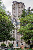 <center>Palais des Ducs et des États de Bourgogne</center>La tour Philippe le Bon. Elevée entre 1450 et 1460 pour Philippe le Bon en même temps que le logis ducal, elle rappelle le prestigieux passé médiéval de Dijon sous le règne des grands ducs Valois. Les plans du palais sont dus à un architecte lyonnais dénommé Jean Poncelet. La tour domine l’hôtel de
ses 46 mètres.