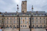 <center>Hôtel de Ville de Dijon vu depuis la place de la Libération.</center>En 1688, Jules Hardouin-
Mansart propose de
transformer les bâtiments
disparates du palais en
un ensemble cohérent.
Il prévoit une cour
d’honneur dans l’axe
de la place et deux ailes
en retour, avec deux
portiques à colonnes. Le palais fait aujourd’hui fonction d’hôtel de ville et abrite le musée des Beaux-Arts. Installées dans l’aile des États, les archives municipales de Dijon conservent de nombreux documents relatifs à l’activité viticole bourguignonne.