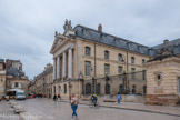 <center>Palais des Ducs et des États de Bourgogne</center>L’aile des États, 1682-1686. En 1681 les Ėtats de Bourgogne reçoivent
du roi un terrain pour construire une salle pour leurs assemblées, qui se tiennent tous les trois ans
pour voter l’impôt. Le bâtiment est construit de 1682 à 1686 par Daniel Gittard