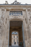 <center>Palais des Ducs et des États de Bourgogne</center>Entrée du palais des états, qui mène à la cour de Flore.