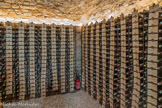 <center>Le Clos Vougeot</center>L'ŒNOTHÈQUE.
Dans ce caveau voûté, on conserve quelques bouteilles sélectionnées parmi les vins tastevinés chaque année.