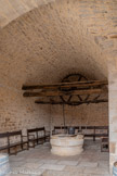 <center>Le Clos Vougeot</center>LE PUITS.
Creusé au XIIème siècle à 20 mètres de profondeur, le puits dispose d'un ingénieux système de roues qui démultiplie la force pour puiser l'eau sans effort.