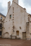 <center>Palais des Ducs et des États de Bourgogne</center>Puit dans la cour du Bar, du Palais des Ducs de Bourgogne, à côté des Cuisines Ducales.