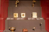 <center>Le musée des Beaux-Arts de Dijon</center>En haut, deux crosses d'évêques. Au milieu, deux boîtes cylindriques, une pyxide. En bas, une coupe dite de Saint-Bernard, un écrin d'un abbé de Cîteaux, un anneau pastoral, un reliquaire de parcelles de la Sainte-Hostie.