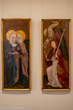 <center>Le musée des Beaux-Arts de Dijon</center>LA VISITATION.
ANGE DE L’ANNONCIATION.
XVe siècle. Huile sur bois.
Inscription sur le phylactère de l’ange : AVE GRATIA PLENA DOMINUS TECUM BENEDICTA (Luc, I, 28-30)
« Je te salue Marie, pleine de grâces. Le seigneur est avec toi. Tu es bénie. »
Ces volets de retable présentent la rencontre entre la Vierge et sa cousine Elisabeth, et l’ange de l’Annonciation, au costume raffiné. Bien que les deux épisodes soient placés sur un fond de brocarts d’or, le peintre a ajouté quelques éléments scéniques : la Visitation se déroule dans un paysage, tandis que l’Annonciation semble avoir lieu dans un intérieur carrelé.