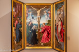 <center>Le musée des Beaux-Arts de Dijon</center>GOSWIJN VAN DER WEYDEN. Bruxelles, 1465 - Anvers (Belgique), après 1538.
TRIPTYQUE DE LA CRUCIFIXION.
Huile sur bois ; le revers est peint en grisaille.
Petit-fils de Rogier van der Weyden, l’artiste représente ici à gauche Le Portement de Croix, au centre La Crucifixion, et à droite La Résurrection. Le revers peint en grisaille montre Le Christ devant Pilate.