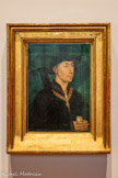 <center>Le musée des Beaux-Arts de Dijon</center>ATELIER DE ROGIER VAN DER WEYDEN. Tournai, 1390 ou 1400 - Bruxelles, 1464 Copie d’après un original vers 1445 (disparu).
PORTRAIT DE PHILIPPE LE BON, DUC DE BOURGOGNE.
DIJON, 1396 - BRUGES, 1467 ; DUC DE 1419 À 1467.
 Huile sur bois.
Le duc, vêtu de noir comme à son habitude, porte le collier de l’ordre de la Toison d’Or qu’il a fondé en 1430. Il tient dans ses mains un « rolet » (rouleau de parchemin), symbole de bon gouvernement