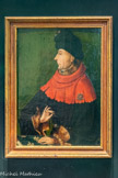 <center>Le musée des Beaux-Arts de Dijon</center>PEINTRE AU SERVICE DE JEAN SANS PEUR. Copie vers 1500 d’après un original vers 1404-1410.
PORTRAIT DE JEAN SANS PEUR, DUC DE BOURGOGNE.
DIJON, 1371 - MONTEREAU (SEINE-ET-MARNE), 1419 DUC DE 1404 À 1419.
Huile sur bois.
Le duc tient un anneau qui pourrait être le Rubis de Bourgogne, acheté par son père en 1397, conservé à Saint-Bénigne et remis au tout nouveau duc de Bourgogne. Il pose l'autre main sur une table dont le décor porte les armoiries de la Bourgogne moderne.