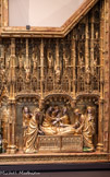 <center>Le musée des Beaux-Arts de Dijon</center>RETABLE DE LA CRUCIFIXION 1390 -1399. La mise au tombeau. De gauche à droite : Marie Madeleine, Nicomède aux pieds du Christ, Marie-Jacobé, Jean, la Vierge, Joseph d’Arimathie à la tête, Marie-Salomé.