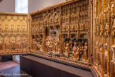 <center>Le musée des Beaux-Arts de Dijon</center>JACQUES DE BAERZE. Sculpteur actif à Termonde à la fin du XIVe siècle. MELCHIOR BROEDERLAM Peintre actif à Ypres de 1381 à 1410.
RETABLE DES SAINTS ET MARTYRS.
1390 -1399.
Bois doré et polychromé.
Commandé pour la chartreuse de Champmol en 1390, le retable est réalisé en Flandre : sculpté à Termonde en 1391 par Jacques de Baerze, peint et doré à Ypres de 1393 à 1399 par Melchior Broederlam, il est mis en place en 1399.
Chartreuse de Champmol, Dijon.
Saisie révolutionnaire. Transféré à la cathédrale Saint-Bénigne de Dijon en 1792 Entré au musée en 1827.