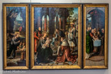 <center>Le musée des Beaux-Arts de Dijon</center>ANVERS (PAYS-BAS), VERS 1530 TRIPTYQUE:
L’ADORATION DES MAGES.
Huile sur bois.
Ce triptyque présente trois scènes importantes de l'Enfance du Christ. Le volet gauche donne à voir la Nativité tandis que l'Adoration des Mages figure au panneau central. Enfin, la Circoncision de l'Enfant Jésus est représentée au volet droit.