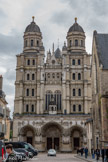 <center>L’église Saint-Michel.</center>C'est une église du XVIe siècle célèbre par sa façade Renaissance, considérée comme l'une des plus belles de France. L'église fut consacrée le 29 juillet 1529 par Philibert de Beaujeu, évêque de Tonnerre. Le portail sud fut terminé en 1537, le portail central en 1551. Les tours de la façade occidentale ne furent achevées qu'en 1659 et 1667.  Le sommet des tours fut reconstruit à l'identique à la fin du XVIIe siècle. La façade principale est unique en son genre par le mélange entre le style gothique et celui de la Renaissance, ce qui est dû à la date de construction de l'église. La coexistence de ces deux styles architecturaux peut être expliquée par l'importance que prend l'art architectural en Bourgogne au XVIe siècle avec le retour des formes antiques et l'influence de l'art italien.