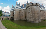 <center>Le château des ducs de Bretagne. </center> Avec son entrée monumentale tournée vers la cité, l'édifice symbolise la puissance des ducs. En 1532, lors de l'annexion du duché de Bretagne à la France, le château devient résidence royale.
L'entrée constitue le point le plus vulnérable du château. Pour la protéger, deux tours appelées tour du Pied de Biche et tour de la Boulangerie ont été édifiées pendant le règne du duc de Bretagne François II. Elles contribuent à donner un aspect de forteresse au château.