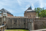 <center>Le château des ducs de Bretagne. </center> La tour polygonale, dite «Vieux Donjon», est la seule partie visible de l'ancien château. Devant, le bastion Saint-pierre (16e). A gauche, le pont de secours, une des entrées historiques.