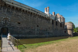 <center>Le château des ducs de Bretagne. </center> La poterne de Loire, une autre entrée historique.