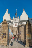 <center>Le château des ducs de Bretagne. </center> Le campanile a été réalisé d'après un dessin de 1715. Avec ses six tonnes et ses huit mètres de haut, il respecte entièrement la volumétrie originelle. Il a été travaillé dans du chêne de France et taillé de manière traditionnelle. Son fût hexagonal repose sur une base rectangulaire. Ce qui a représenté un vrai challenge pour les charpentiers des Ateliers Perrault Frères. Le décor est restitué dans l'esprit du 15e siècle, tandis que le couronnement et la lanterne reprennent leur dernier aspect avant l'explosion de 1800. L'épi de faîtage est orné d'une girouette et d'un soleil.