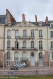 <center>L'île Feydeau. </center> Immeuble Perraudeau, 13 allée de Turenne, avec sa porte qui penche, ses balcons, ses mascarons et son fronton.