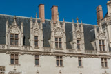 <center>Le château des ducs de Bretagne. </center> Les lucarnes classiques ornées de « grands trophées avec boucliers », qui avaient remplacé les lucarnes gothiques de la fin 15e, ont été gardées.