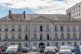 <center>L'île Feydeau. </center> Le tribunal administratif, en face des immeubles de l'île Feydeau, de l'autre coté de l'ancien bras de Loire, sur l'île Gloriette.
