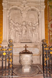 <center>Notre-Dame de Bon-Port. </center>  Les bas-relief des Fonts baptismaux sont de Joseph Vallet, 1902. Le baptême de Clovis.