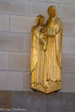 <center>La Cathédrale Saint-Pierre Saint-Paul. </center> La statue en pierre,  « Ste Anne, Vierge Marie et
Jésus », sculptée et dorée  en 1995 par le sculpteur Pascal Beauvais,