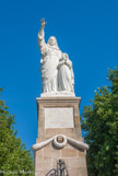<center>Statue de Sainte- Anne. </center> Inaugurée en 1871, elle semble bénir la Loire et ses marins du haut de son rocher tout en serrant contre elle la Vierge enfant. A ses pieds chute littéralement un escalier de 121 marches.