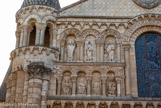 <center>Notre-Dame-la-Grande. </center> De part et d'autre du vitrail central, quatorze arcades abritent les douze apôtres  et deux évêques (en haut, aux extrémités, sans doute saint Hilaire et saint Martin).