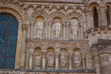 <center>Notre-Dame-la-Grande. </center> De part et d'autre du vitrail central, quatorze arcades abritent les douze apôtres  et deux évêques (en haut, aux extrémités).