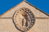 <center>Notre-Dame-la-Grande. </center> Le Christ est entouré des quatre symboles des Evangélistes, de la lune et du soleil.