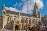 <center>Notre-Dame-la-Grande. </center> La façade sud comporte deux porches : l'un roman (XI), l'autre gothique (XV).