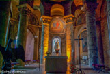 <center>Notre-Dame-la-Grande. </center> Le choeur, surélevé par une crypte, se termine par un magnifique rond-point.
Sa voûte est recouverte de peintures romanes.
