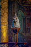 <center>Notre-Dame-la-Grande. </center> Notre-Dame des Clés représente une vierge à l'Enfant tenant un lys dans sa main gauche et une tige où sont accrochées deux grosses clés dans sa main droite.